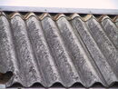 Dach aus Asbestbelasteten Material